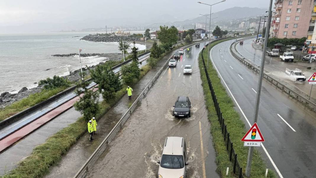 Rize’de sağanak etkili: Cadde ve sokaklar göle döndü 4